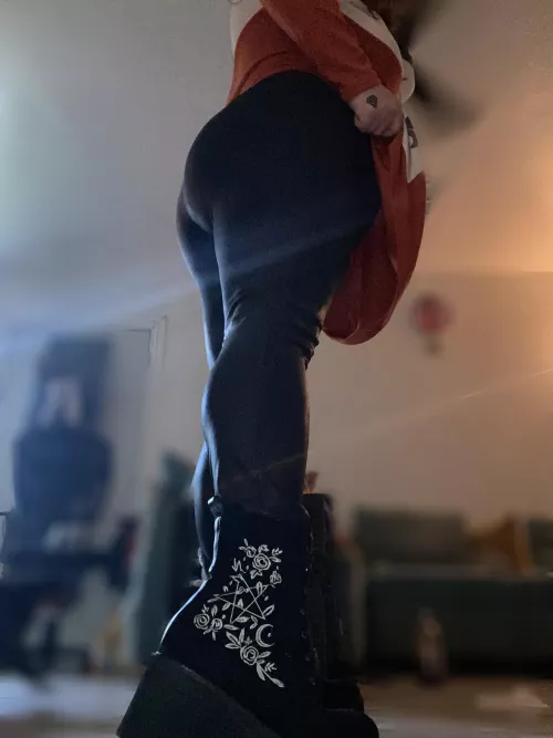 I’m the goth gf you were warned about 😉 [NB]