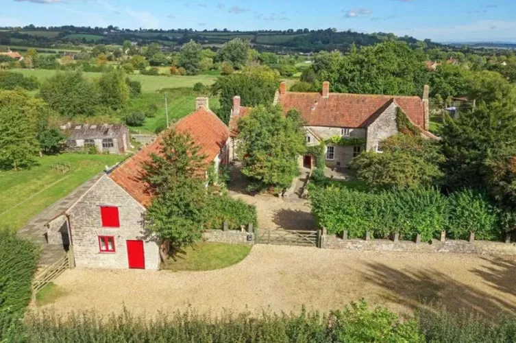 Goddess Cranwell is requesting a meeting with Goddess Alex at her estate. It is at a middle point between Venus and Freya, so Cadets as an assurance for safety are welcome.