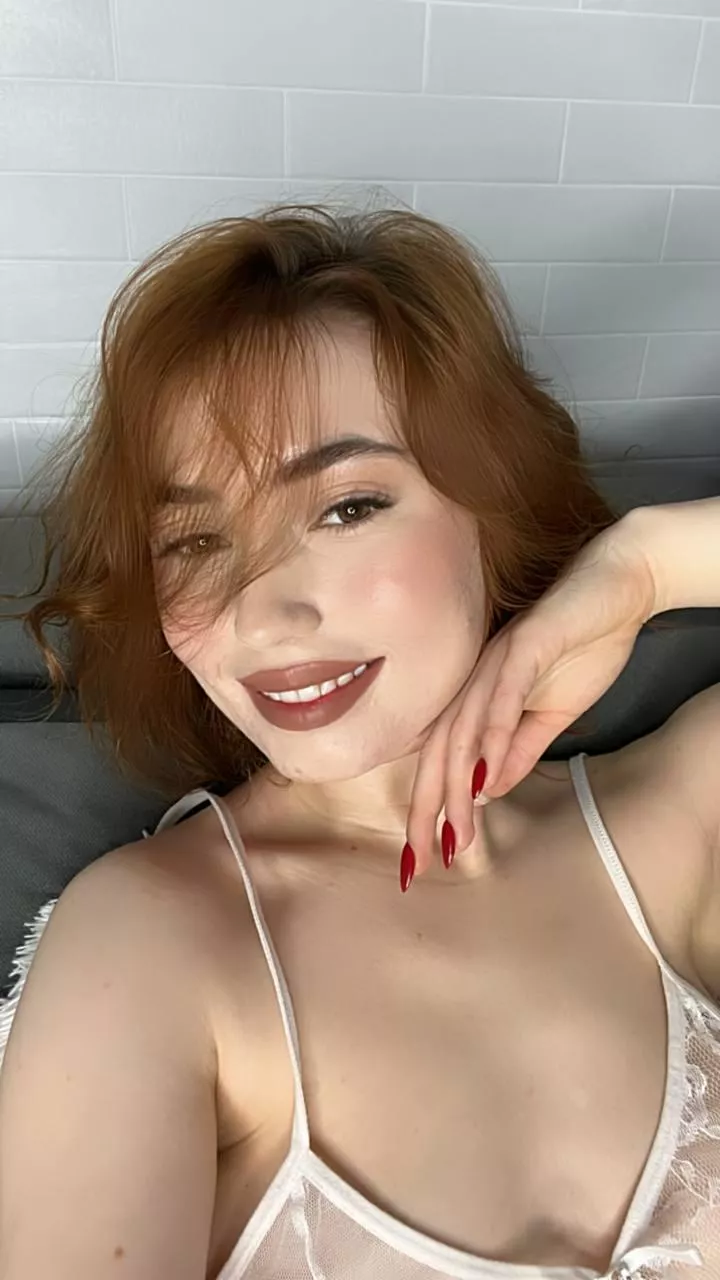 I'm totally into flaunting my cute hands