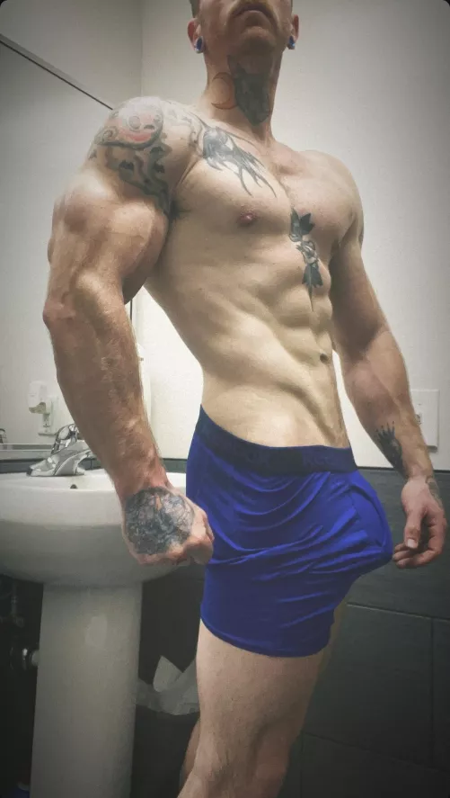 Make sure daddy’s bod is taken care of 😎💪🏼