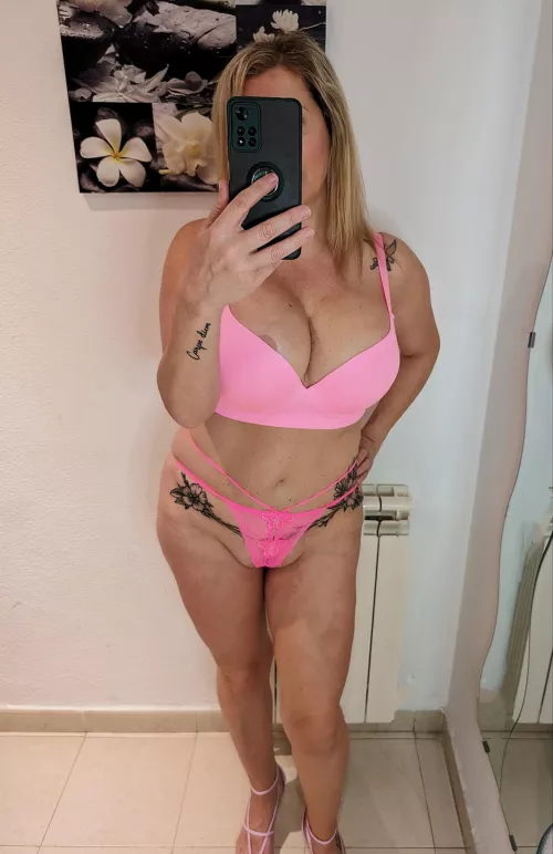 Milf in Pink 49yo