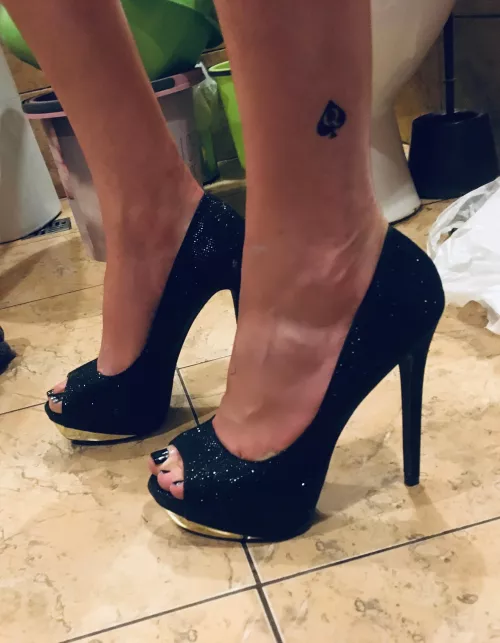 QoS slutty feet in peep-toe heels ♠️ [OC]
