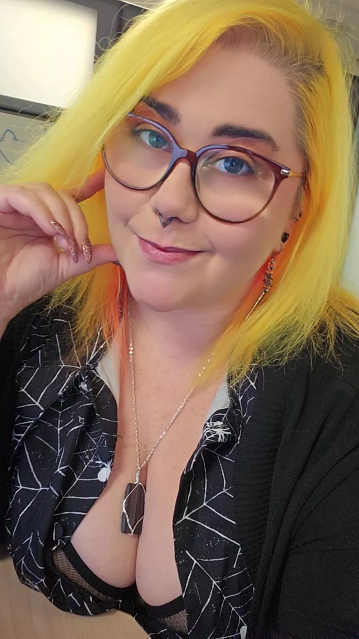 Buttons couldn't stay shut at the office🤷🏻‍♀️