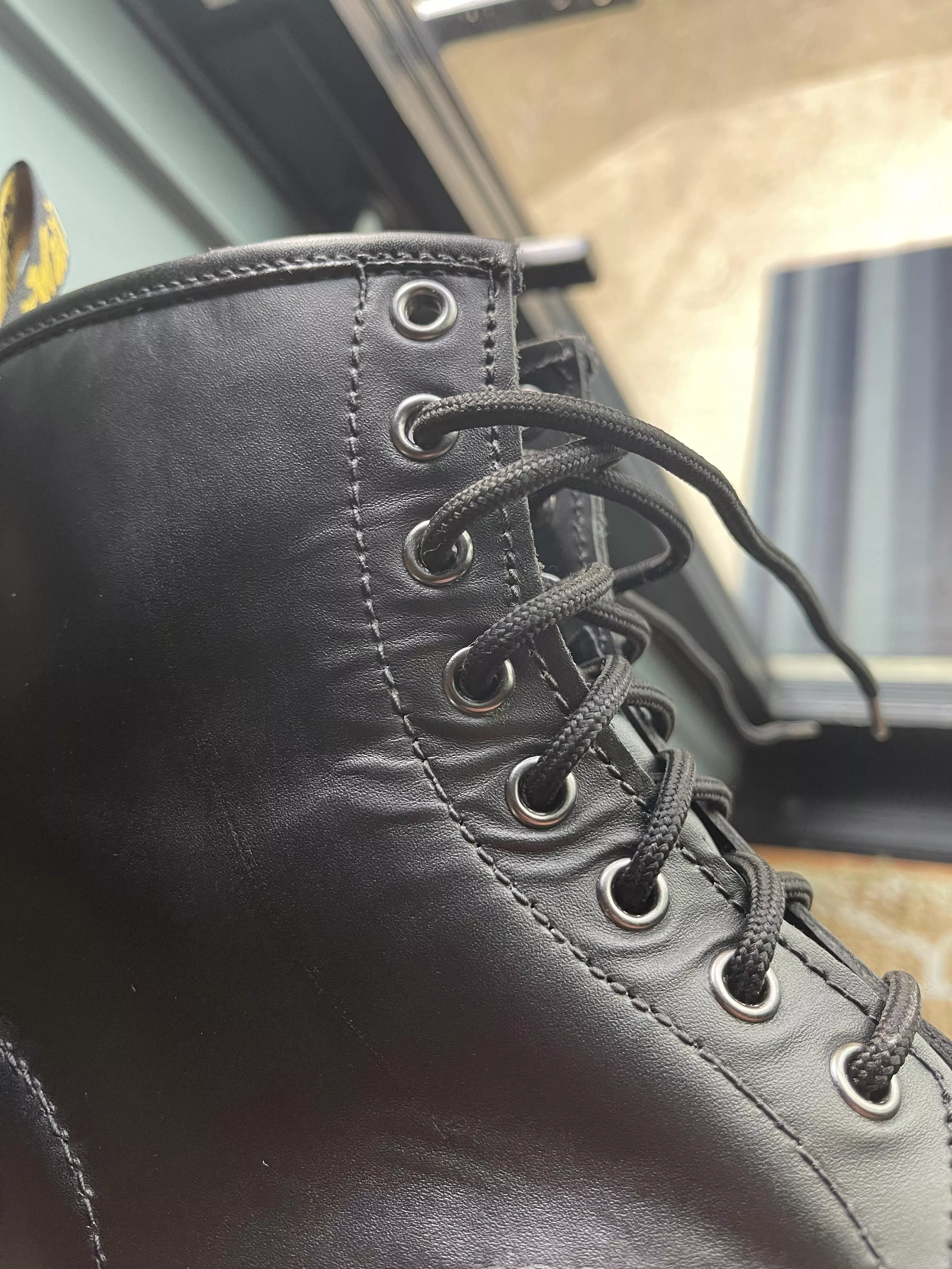 Creasing near eyelets