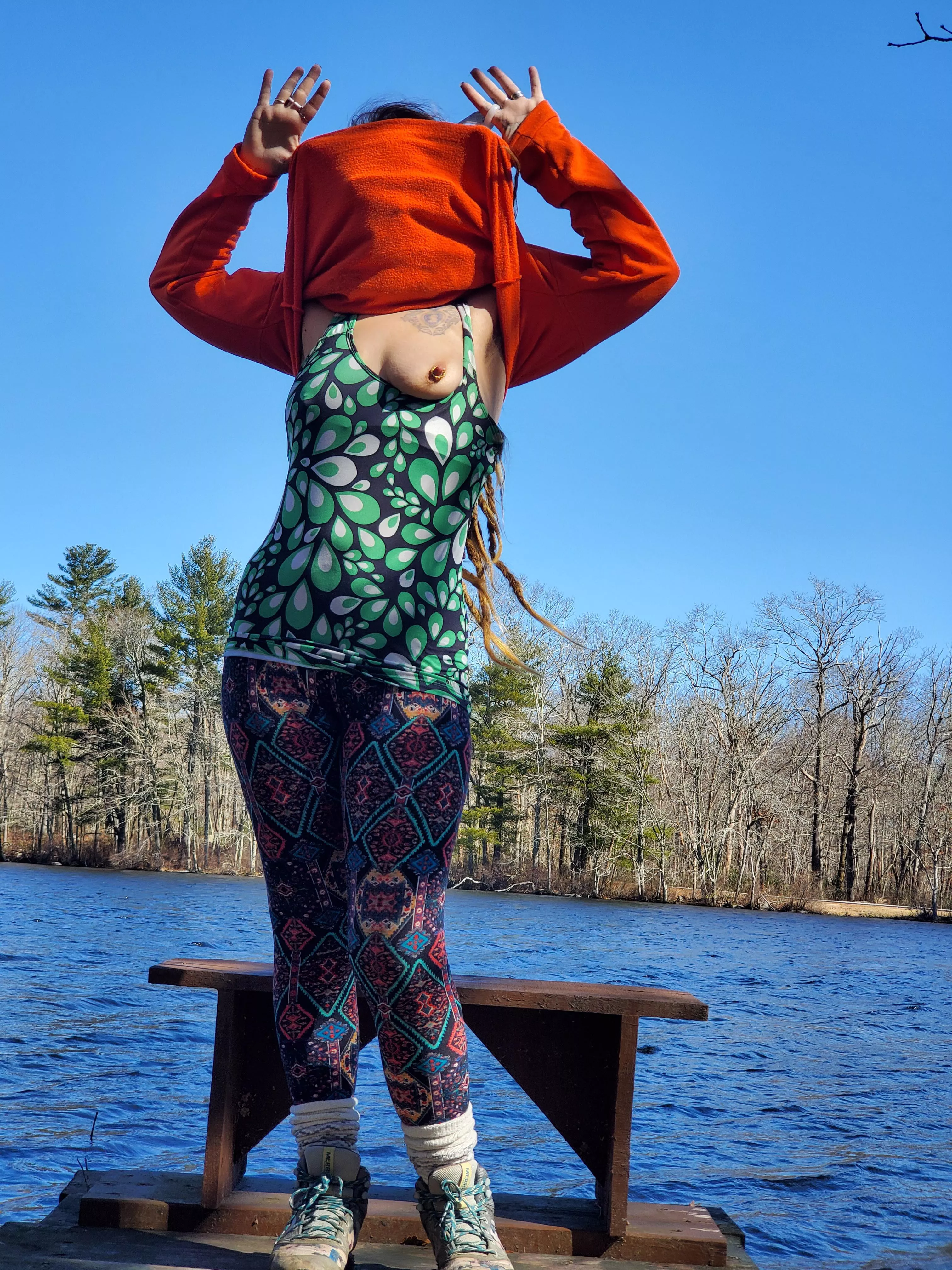 Leftie wanted out on our hike🥾⛰️🏞