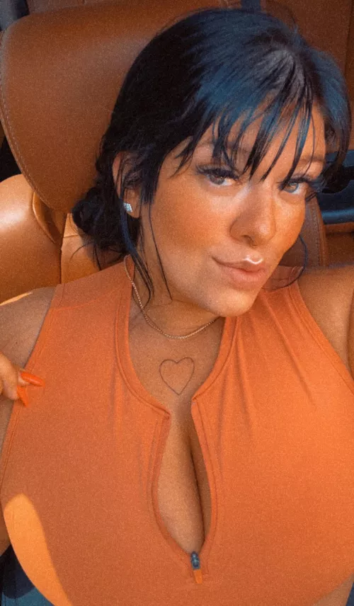 this top makes me feel like a soccer mom with the bag with peeled oranges 