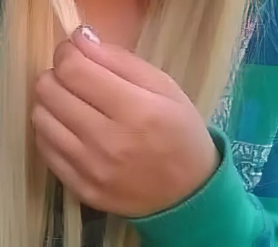 Any COLD hands lovers in here? I love when a girl's hands are cold, whether it be when they hold hands with you, shake your hand, accidentally bump yours or touch you in general... there's something about their super smooth cold skin that hits the spot