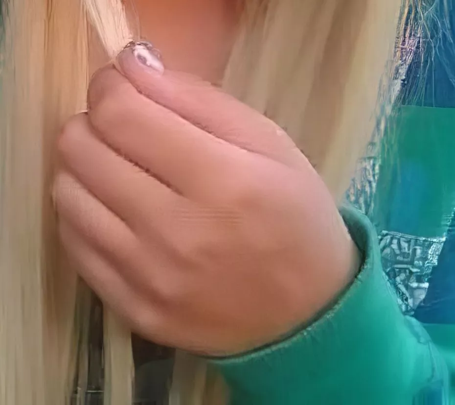 Any COLD hands lovers in here? I love when a girl's hands are cold, whether it be when they hold hands with you, shake your hand, accidentally bump yours or touch you in general... there's something about their super smooth cold skin that hits the spot