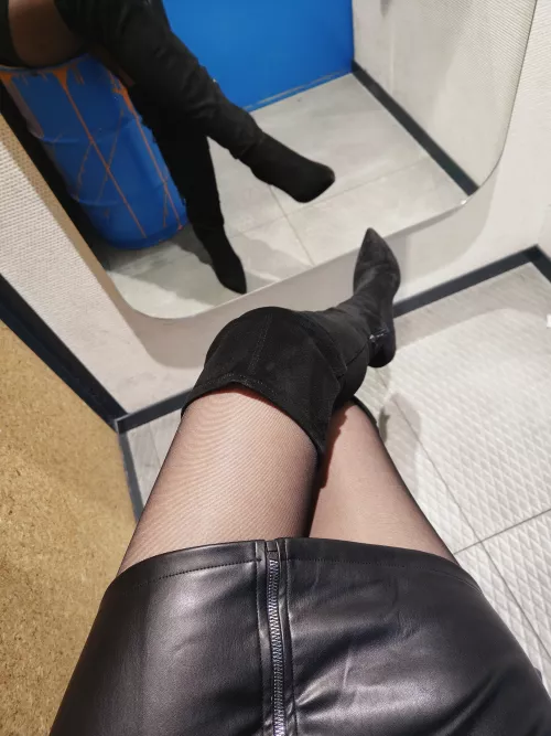 Boots and leather skirt is so hot 