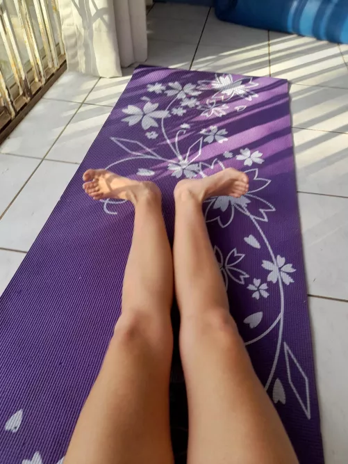 stretching out on my floral mat, how bout a rub? F18