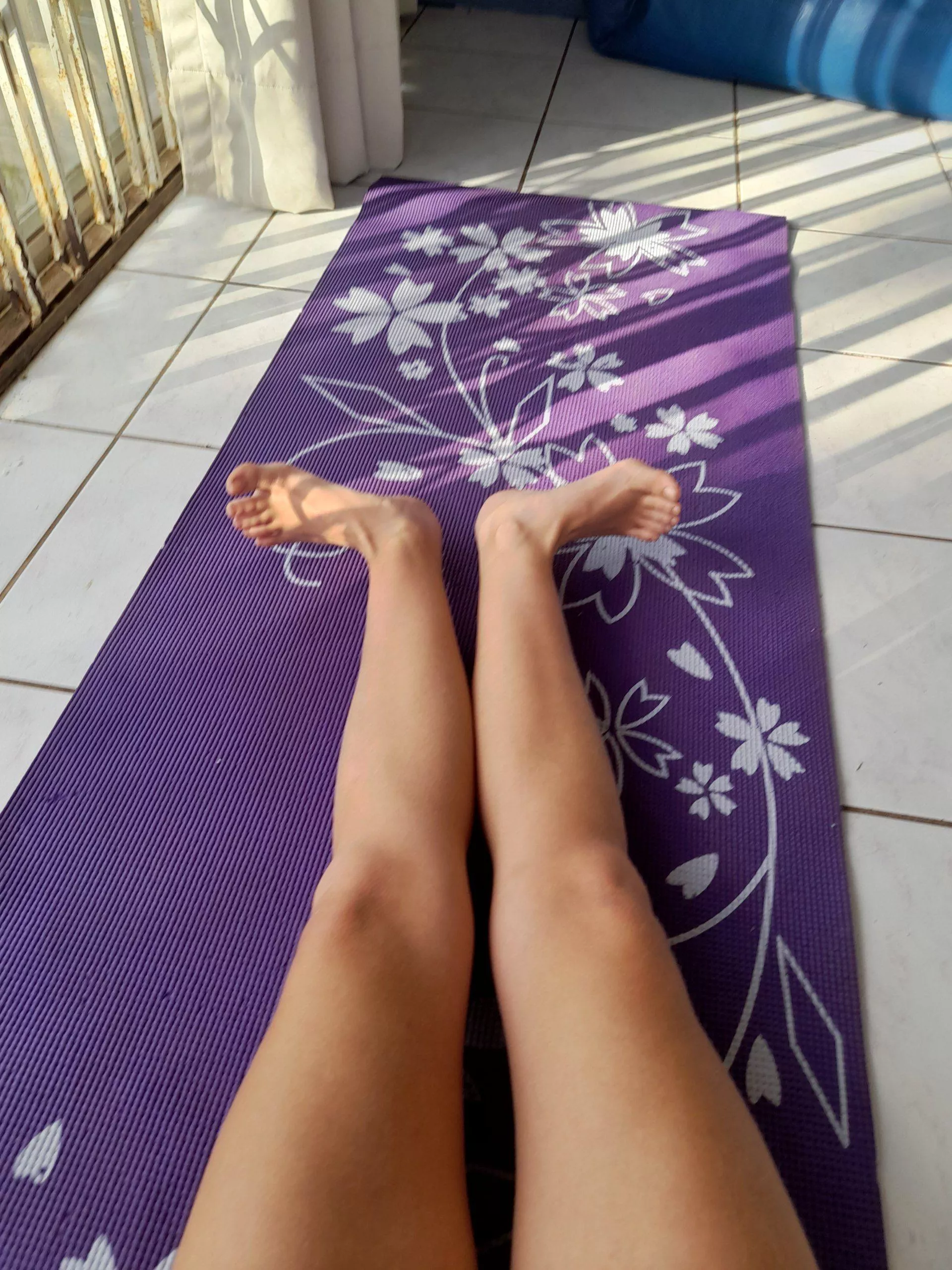 stretching out on my floral mat, how bout a rub? F18