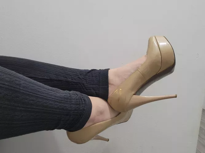 Super comfy but a little old and dirty 💋