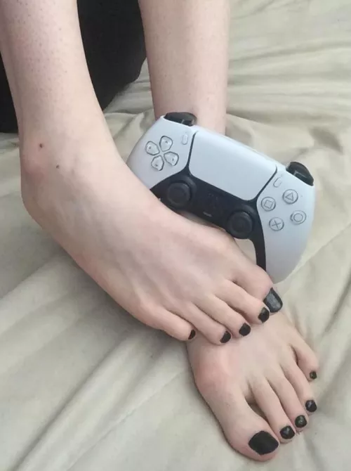 Gamer girl toes 🖤