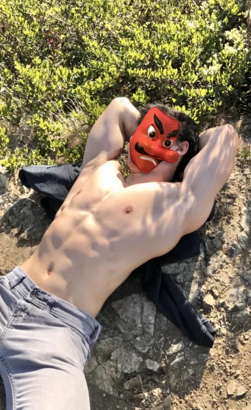 Laying out at a hiking trail, hopefully I will find some cuties out here 🥰🥰