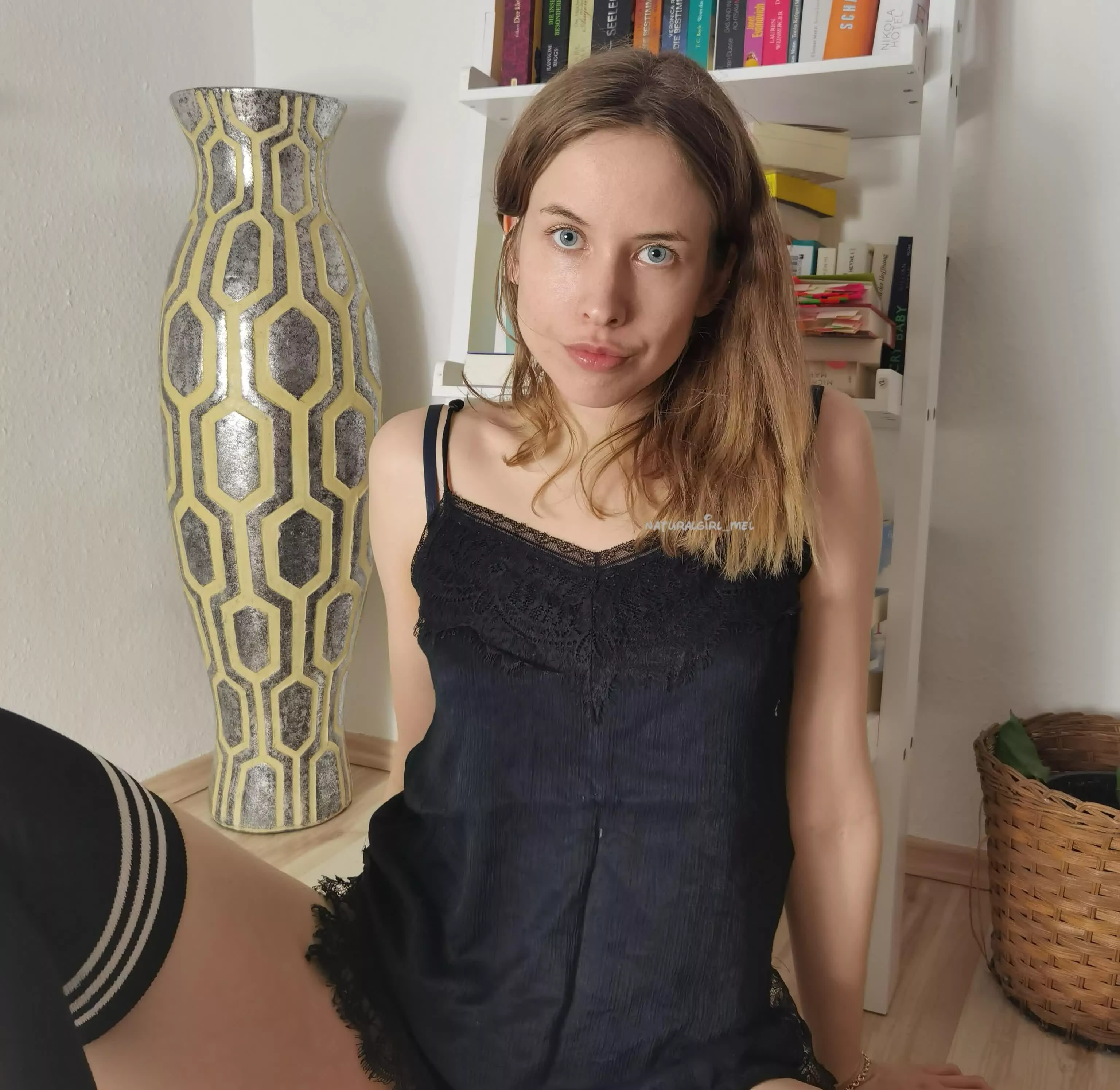 Little bookworm [F] 📙 🐛