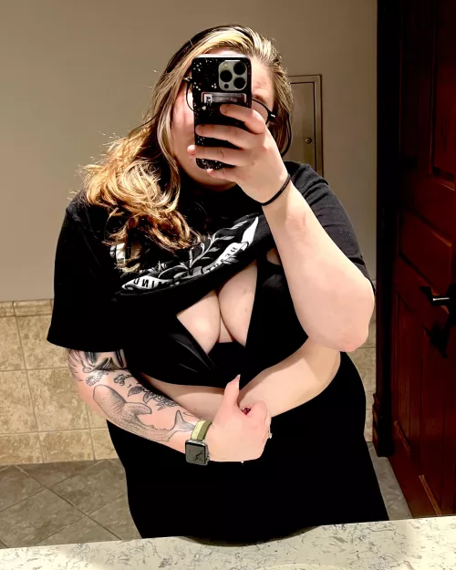 Out for drinks, feeling extra horny. Can you help me? 😉😉