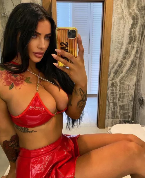 Pretty flowers and she’s got big bewbies and piercing eyes