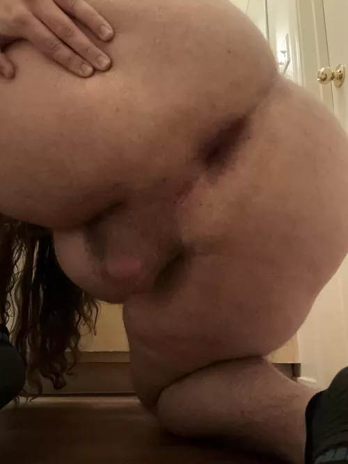 Anyone want to lick or fuck my virgin asshole? 😘