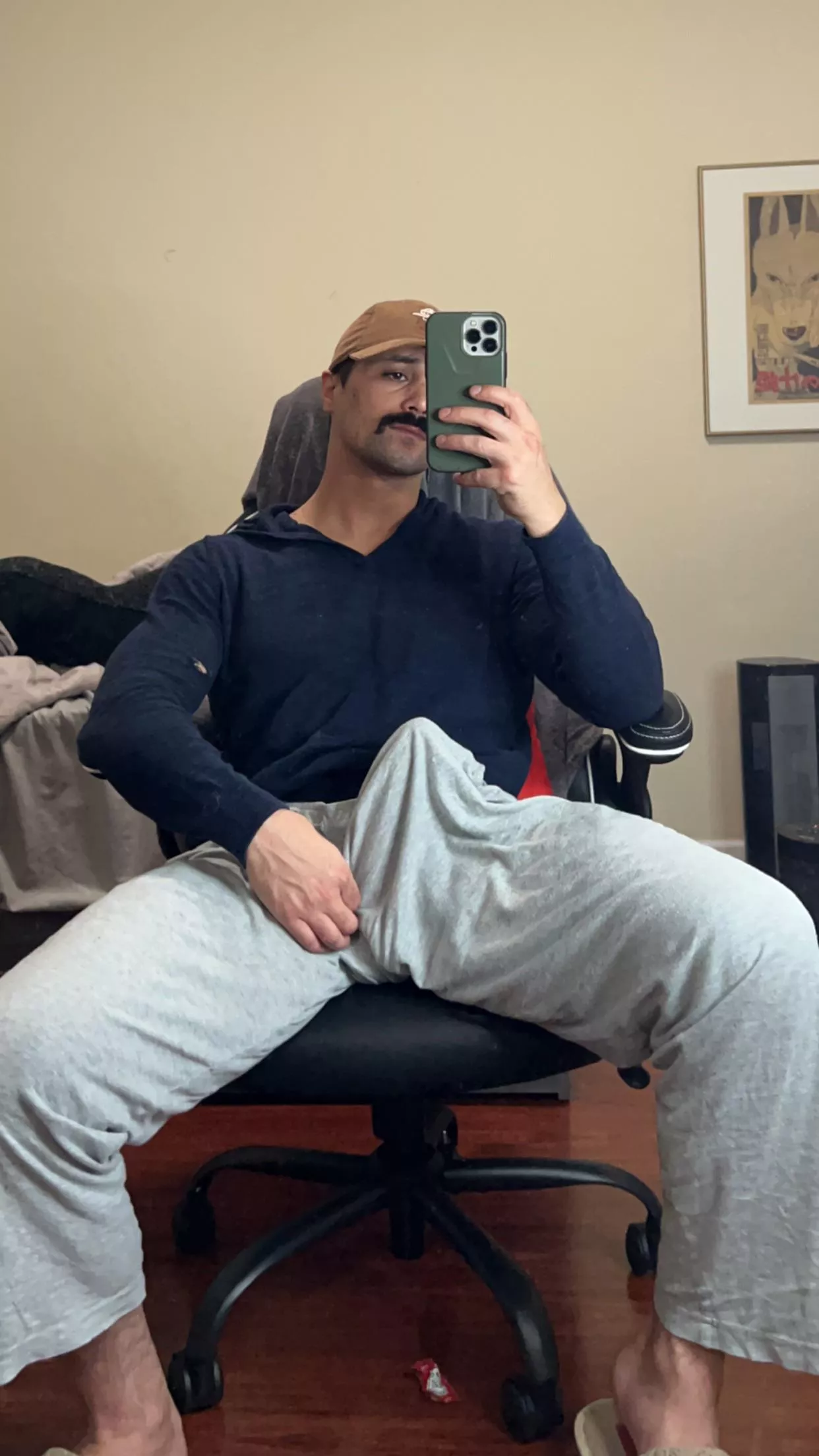 Grey sweats + Rock hard dick 🤝🏼
