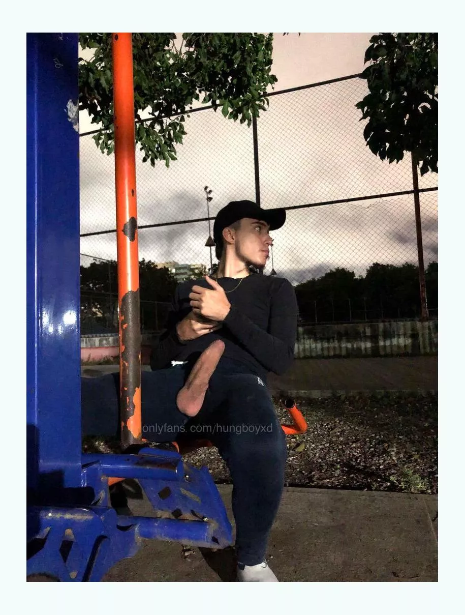 waiting for someone to come and see my big cock. got sweaty coming here so the smell must be amazing. #fortheloveofoutdoorexhibituon