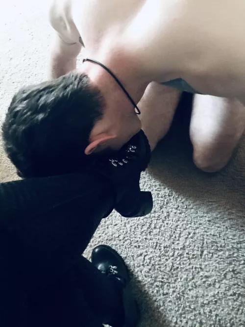 Worship my feet like a good Beta