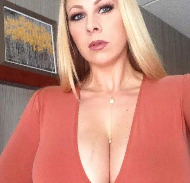 Controversial but she looks amazing blonde 