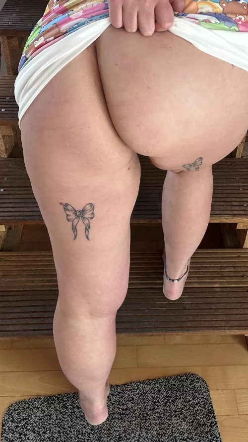 showing my cellulite on the stairs hehe