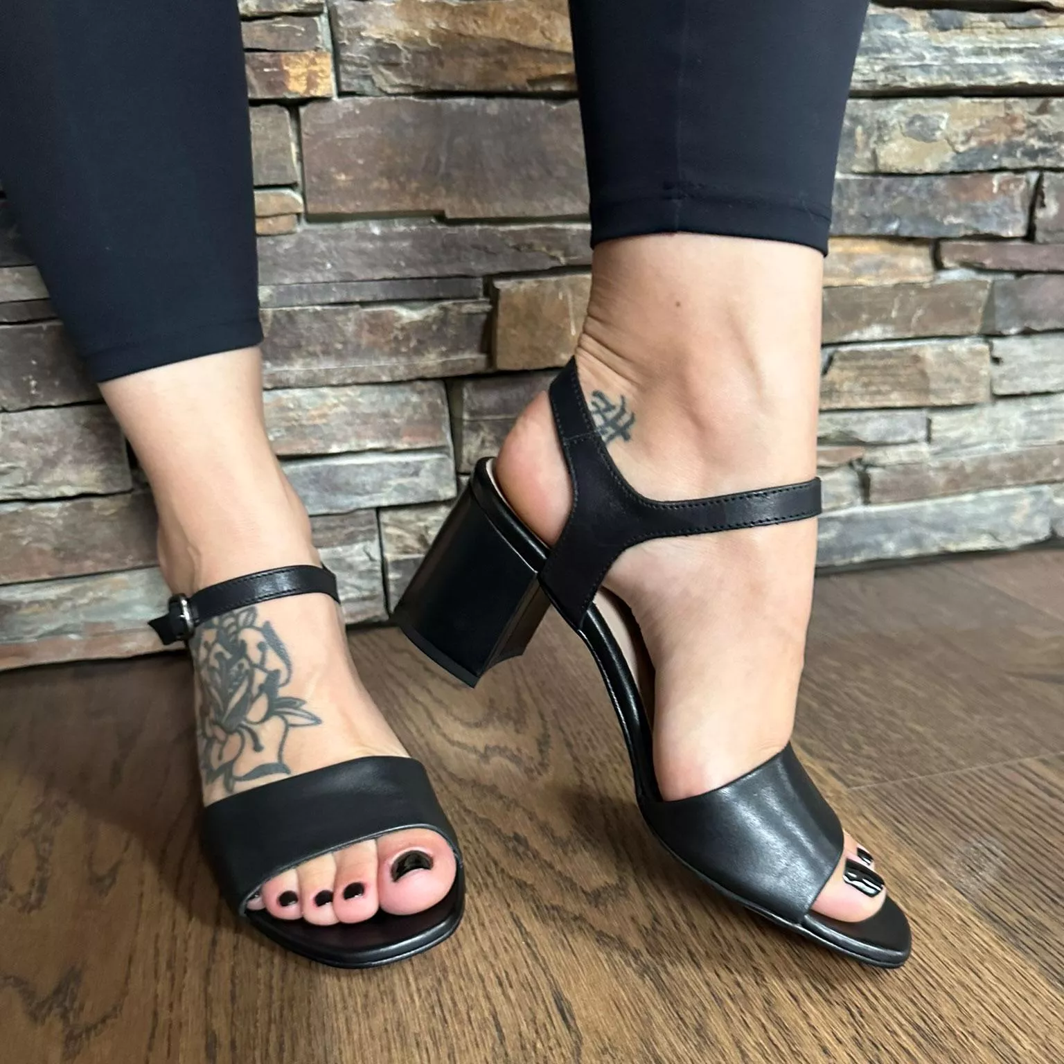 Black toes and black heels 😊