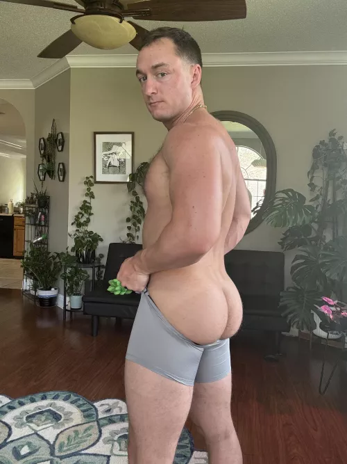 Guess how much I squat. 