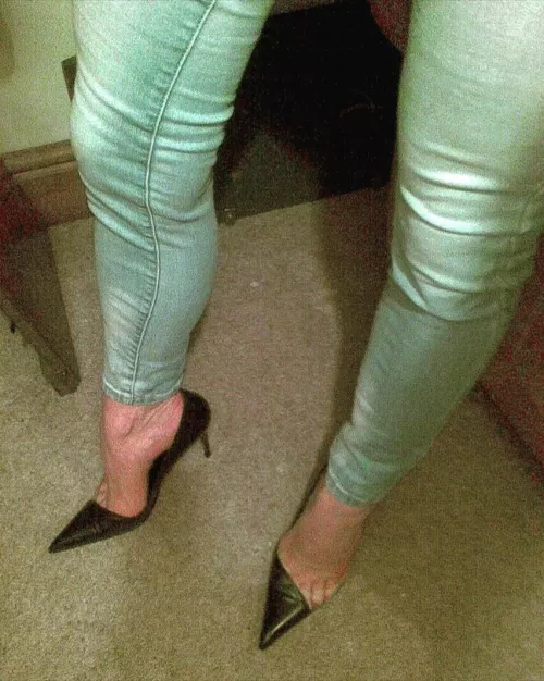 Sexy heels and toe cleavage