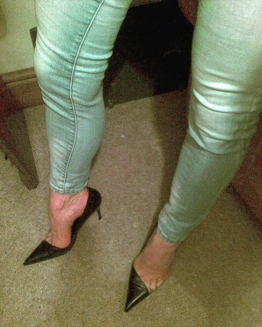 Sexy heels and toe cleavage
