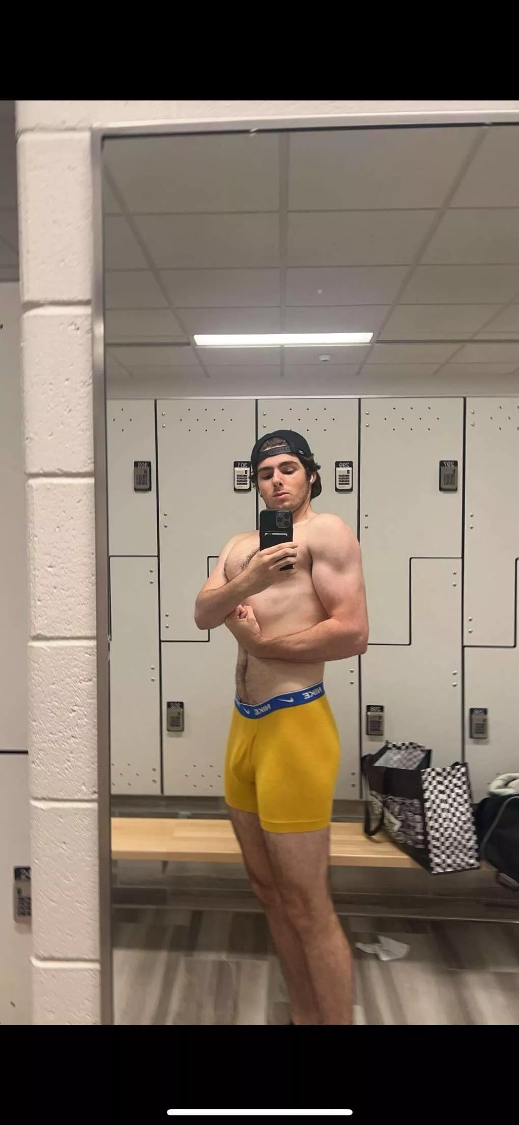 18m fit frat bro looking for similar fit/hung bromance. Send pics for response 