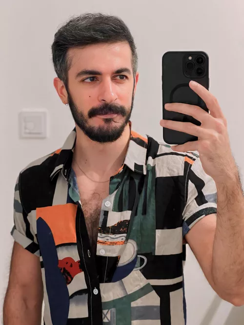 Actually, I don't like short-sleeved shirts, but I kinda liked this one. 🙈