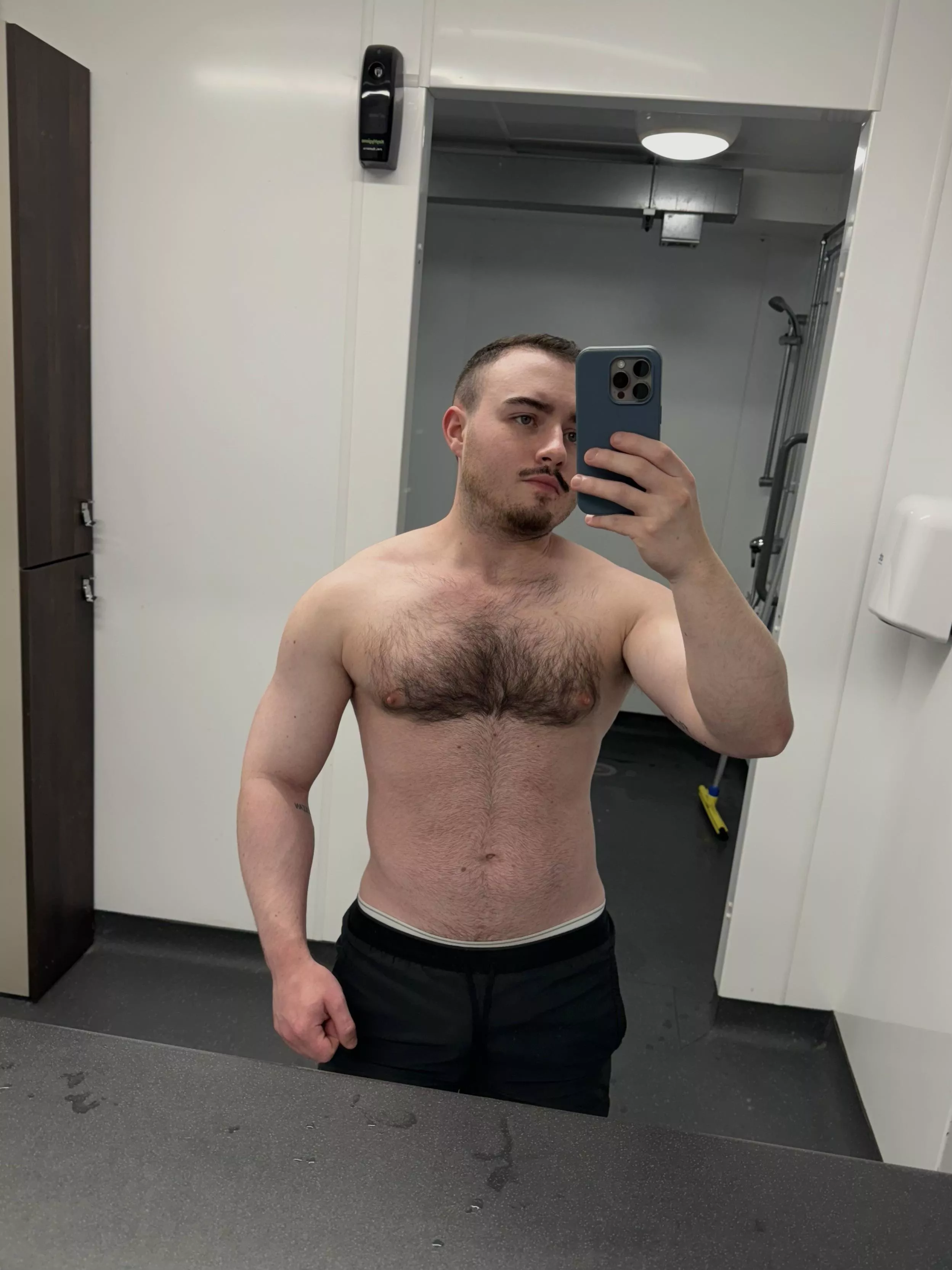 Back to the gym. Here’s a selfie🏋️‍♂️