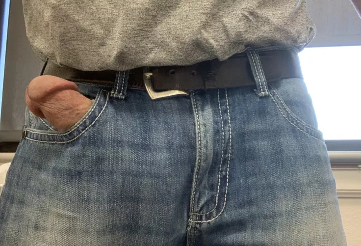 @g_jacobs5672 Clean cut masc discreet curious dude… HMU, I’m at work, so be patient, but I’ll get back to you. 