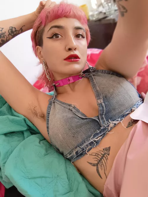 Hairy and wet armpits