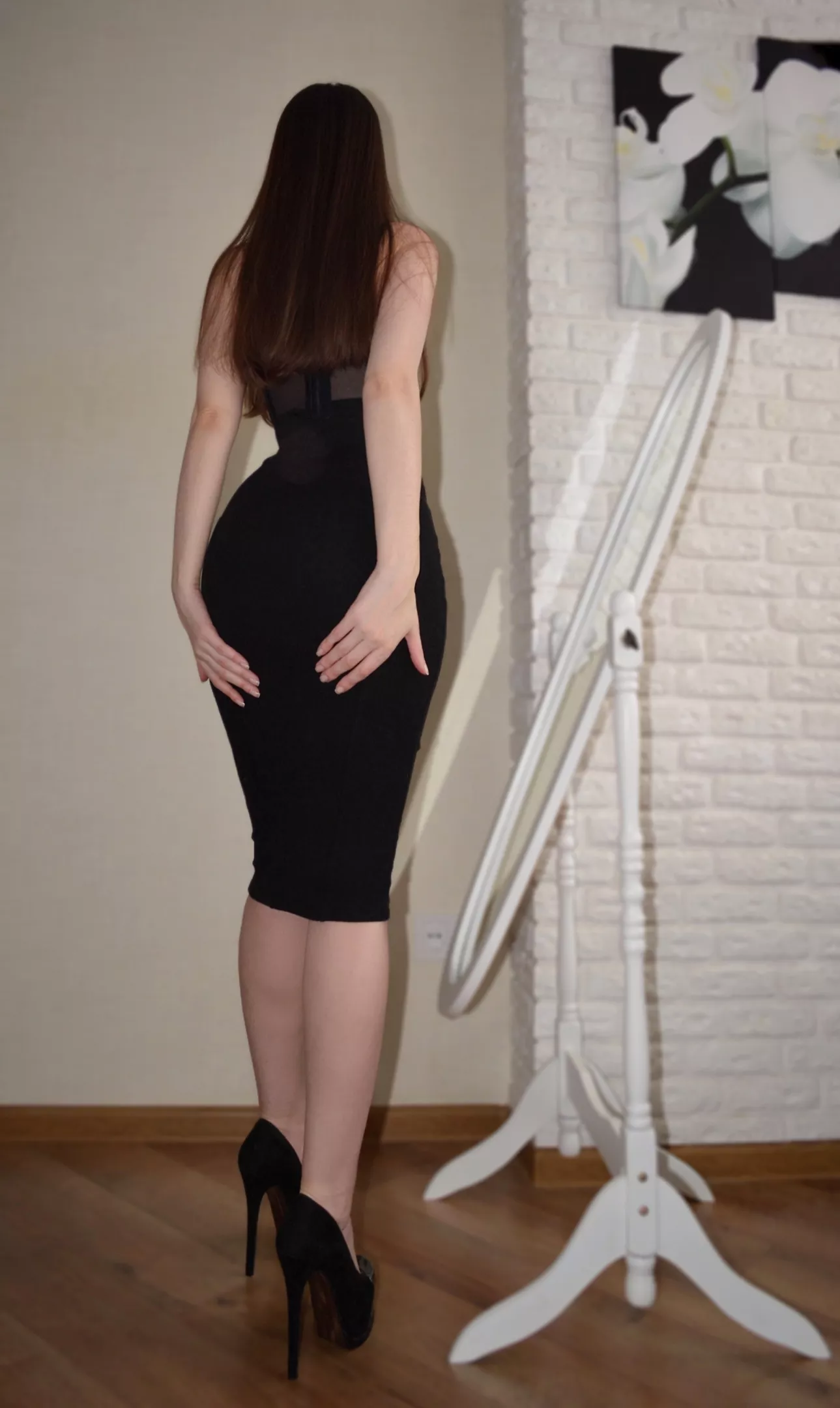 Pencil skirt and high heels 