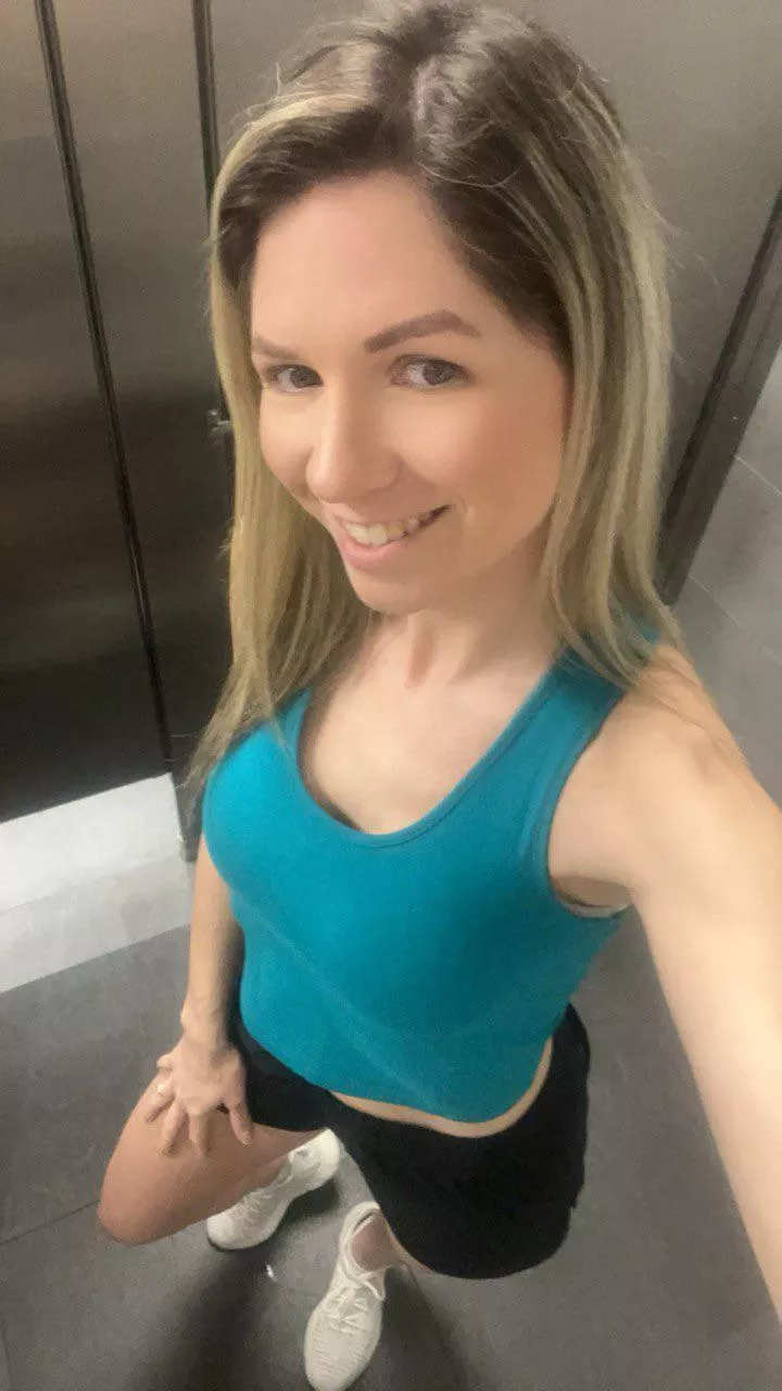 The gym is packed so I had to sneak off to take a selfie(f40)