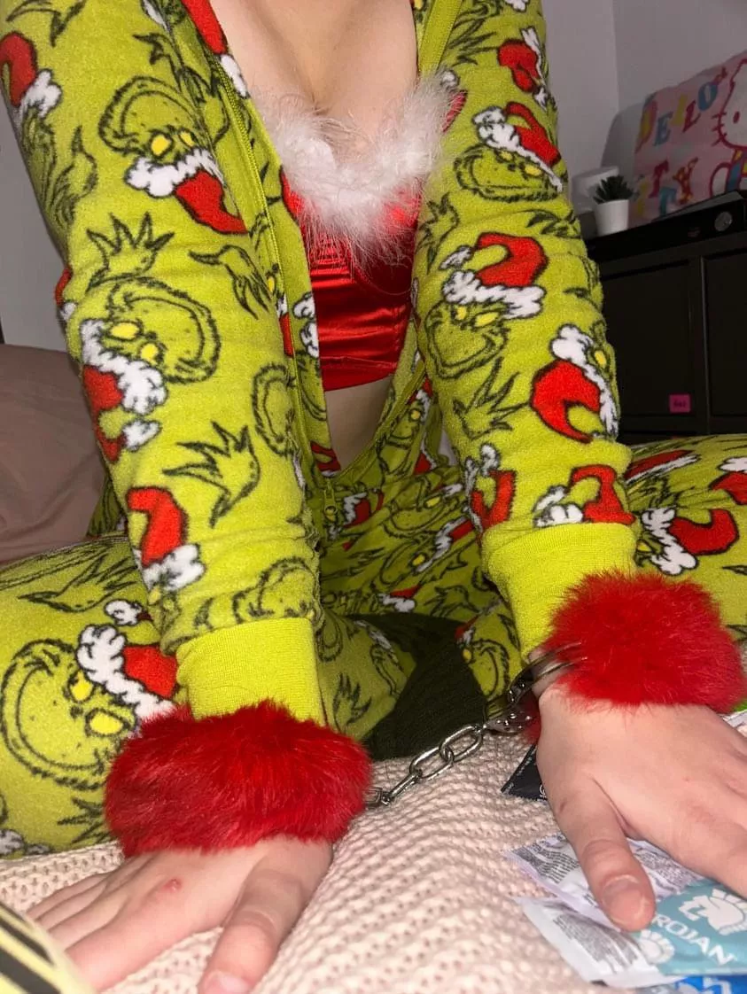 Who’s interested in being my Santa Claus? 🤭