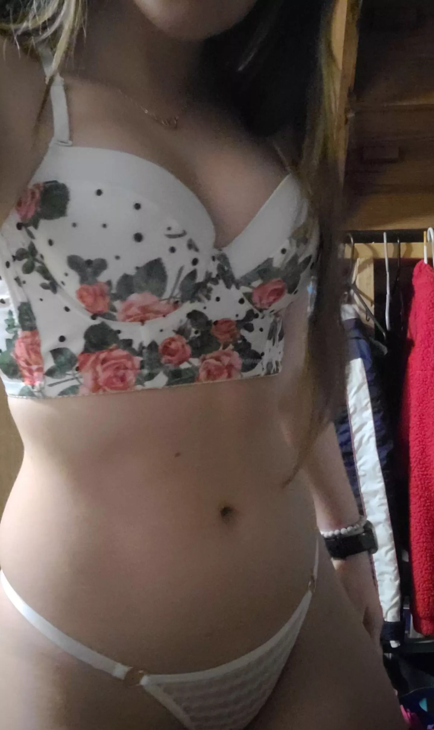 [F]23 up vote if you find me hot 😈