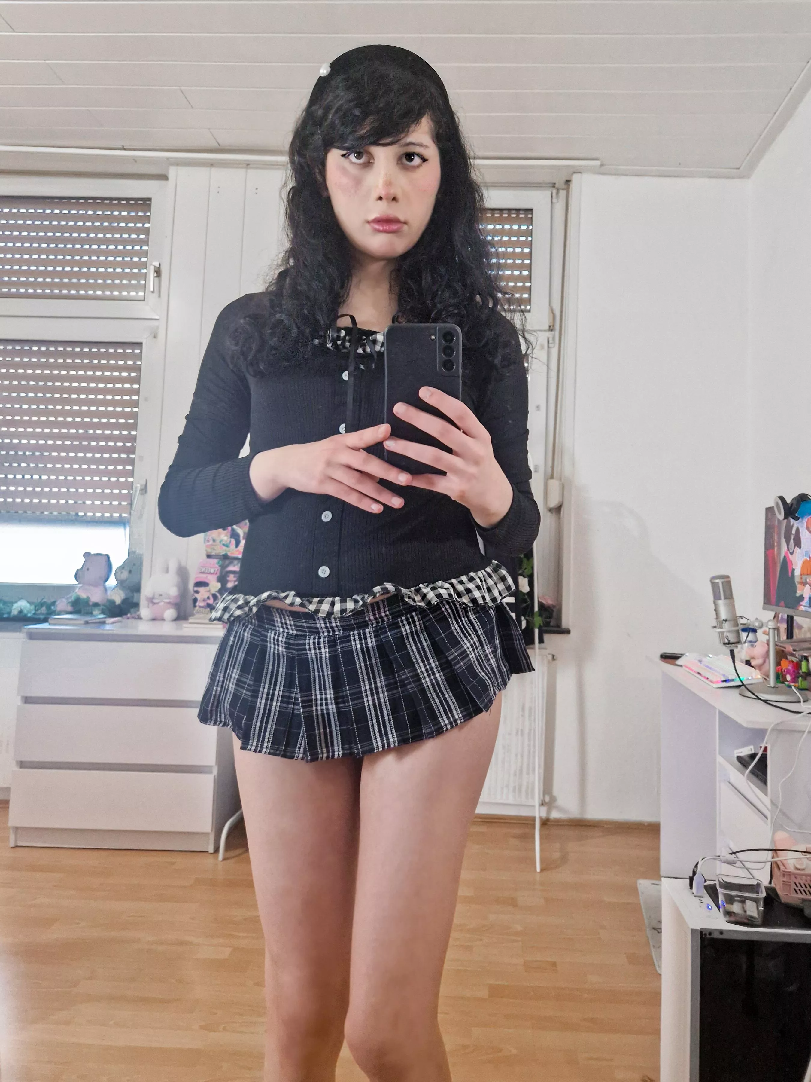 Hi (im super shy 🙈💗)