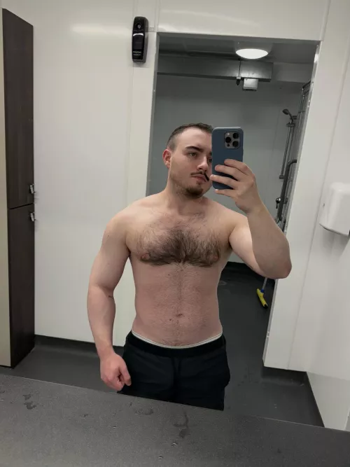 Next time I’ll be naked again. Just wanted to show this gym selfie. 🏋️‍♂️