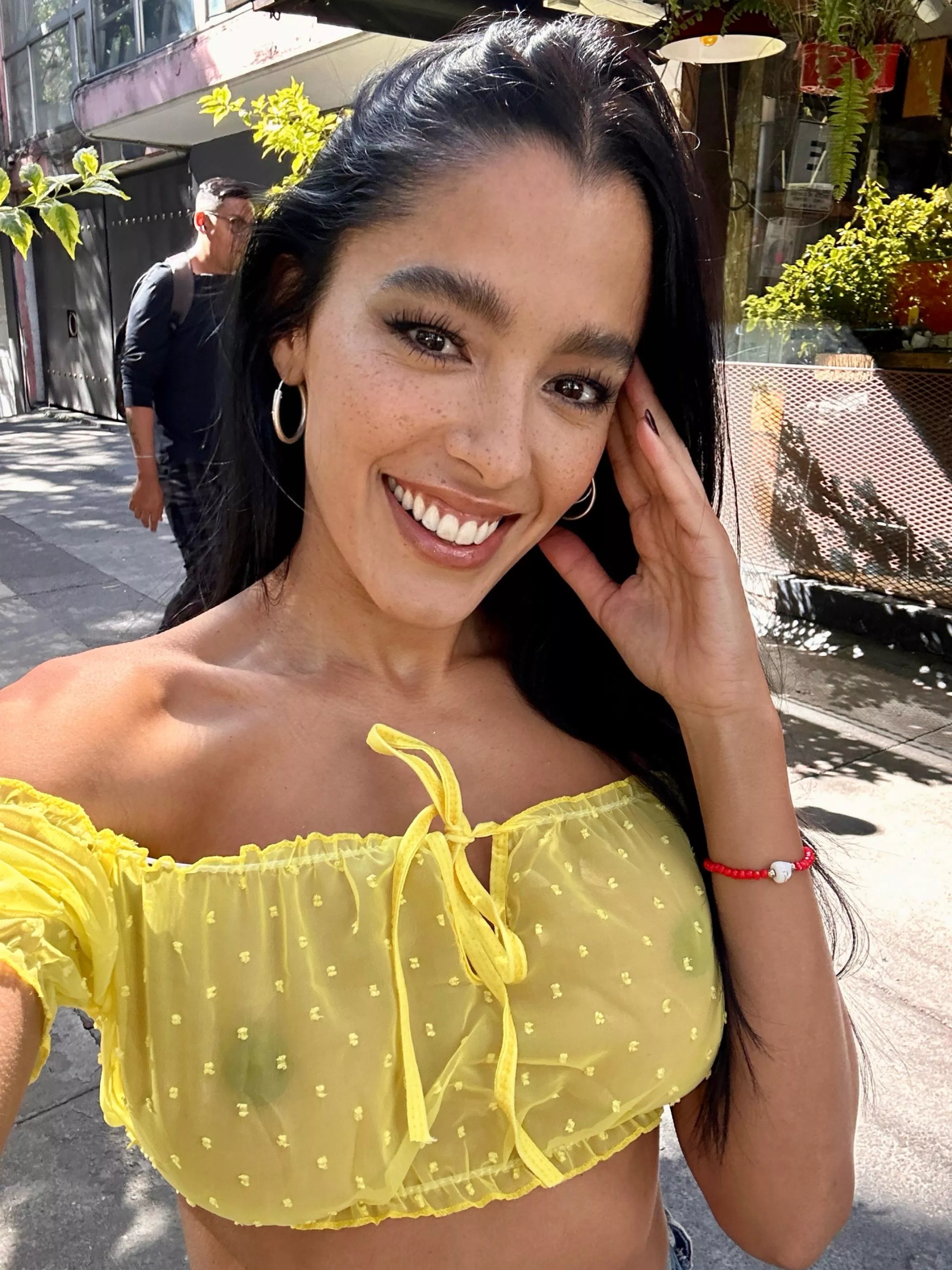 he was trying not to look lol