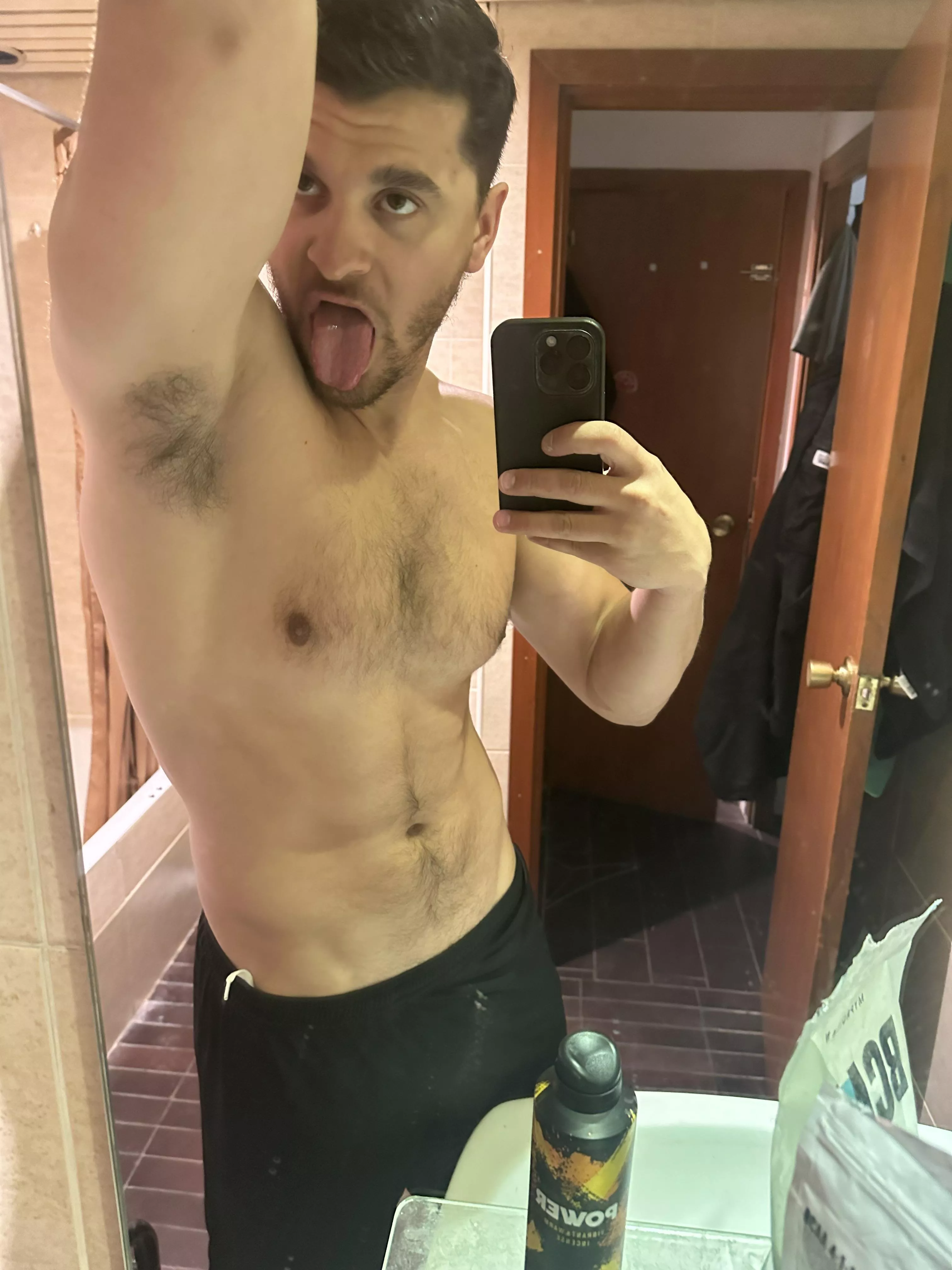 Smell and lick my armpit with me, can you help me? Please 