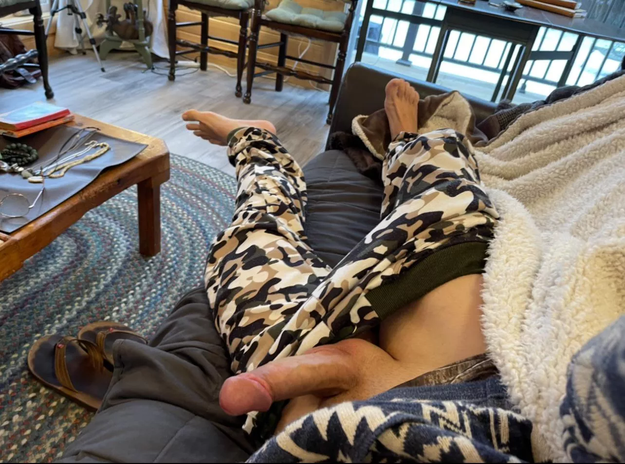 Someone in my friend group found out that I have this profile. Now they know I’m hung AF. Not sure how I feel about this 🥴