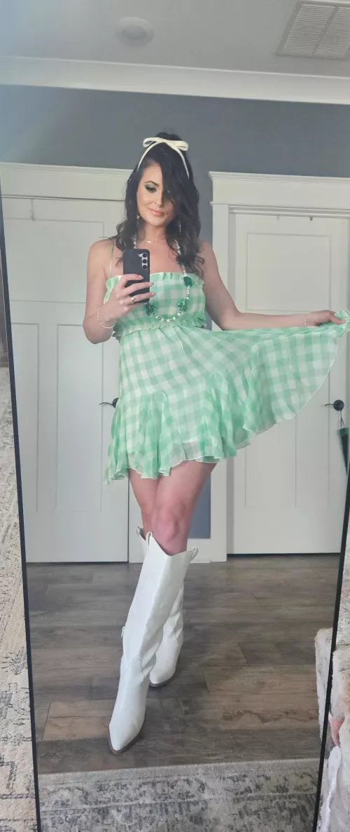 Too adorable in green.