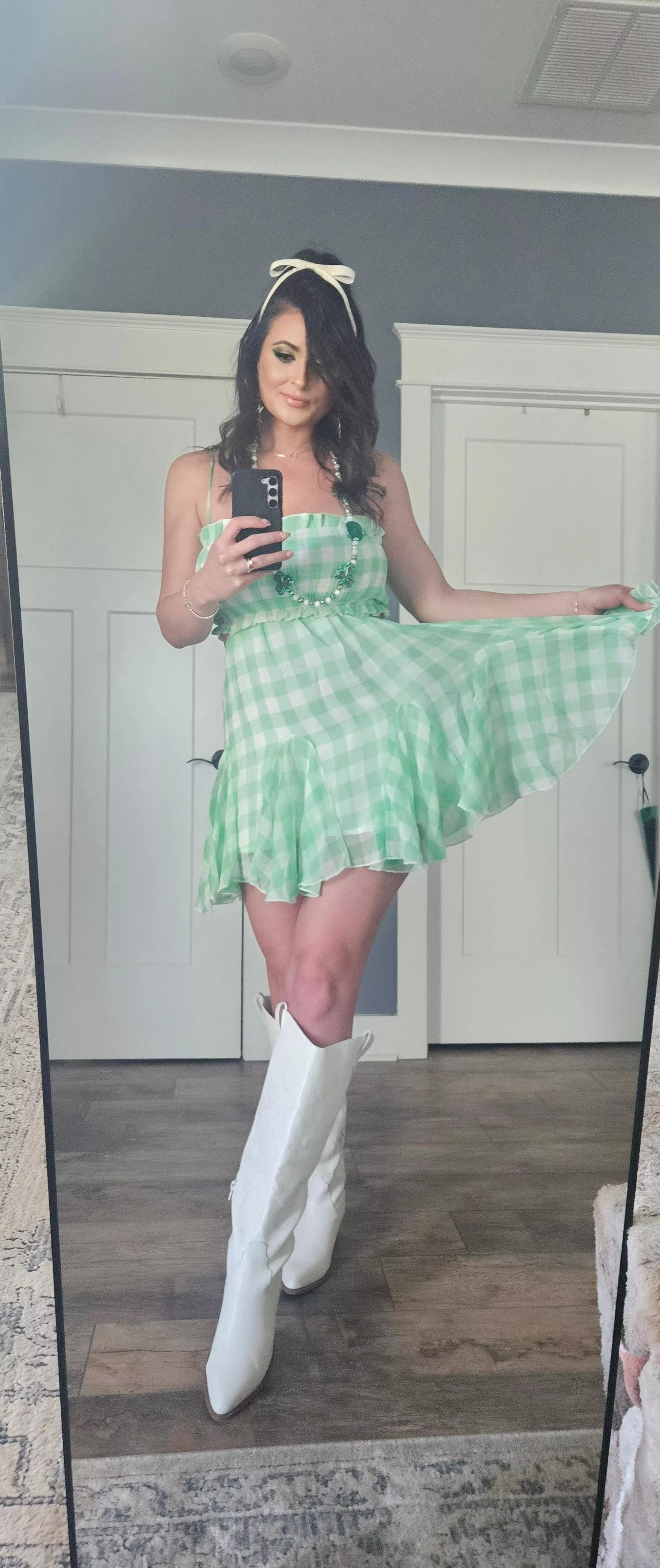 Too adorable in green.