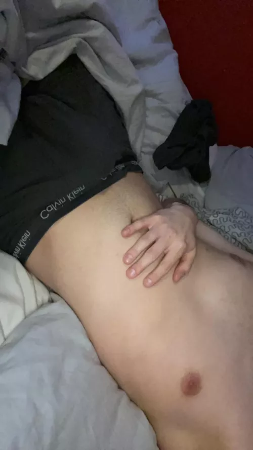 Young skinny or fit boys hmu kyle_kek