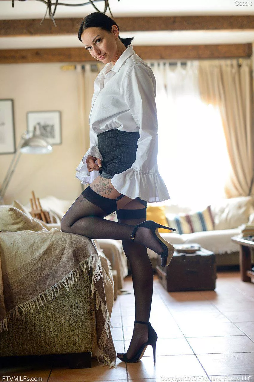 Ankle strap are a popular choice right? Especially to hold 🙊