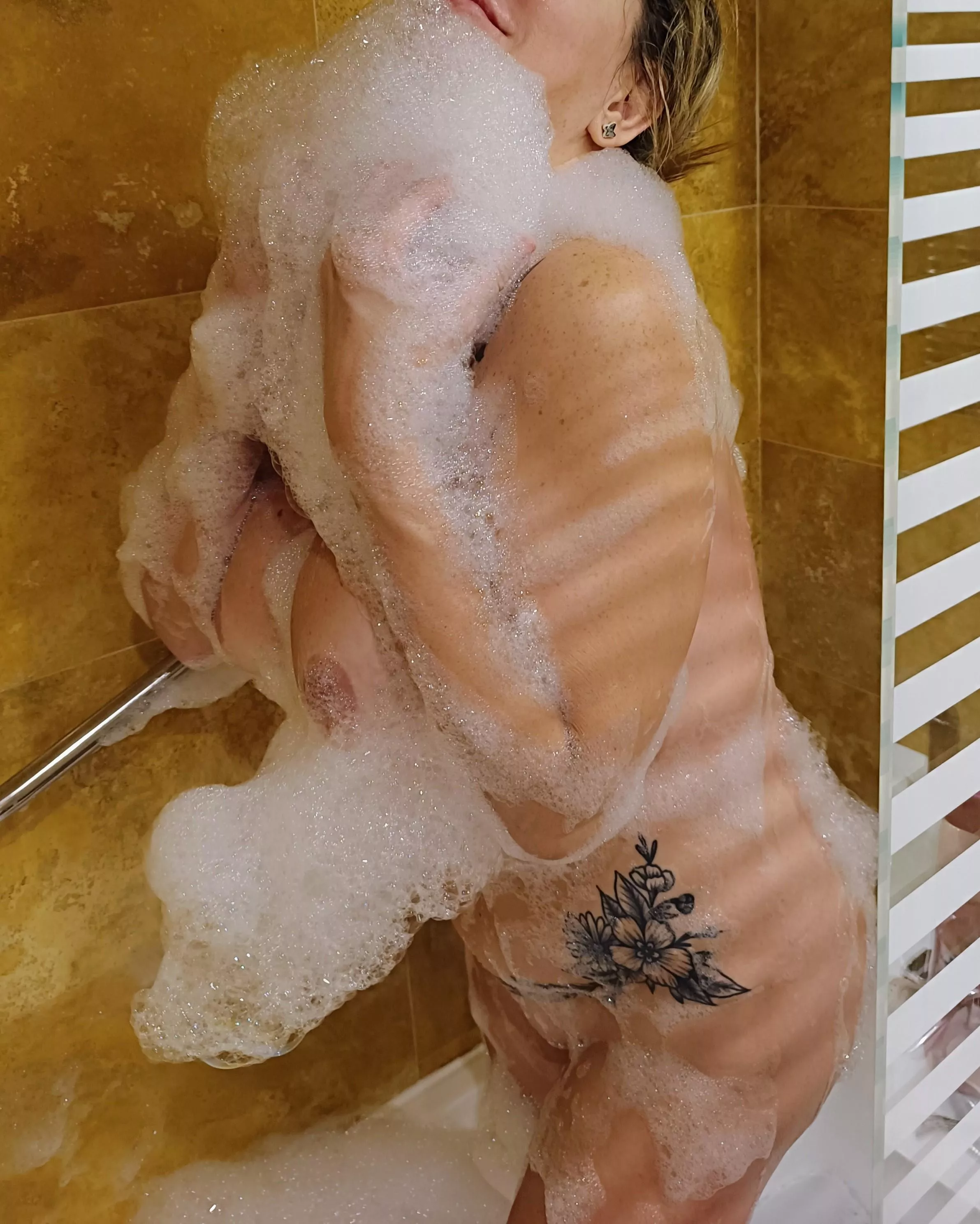 Curvy milf 49yo between the foam 